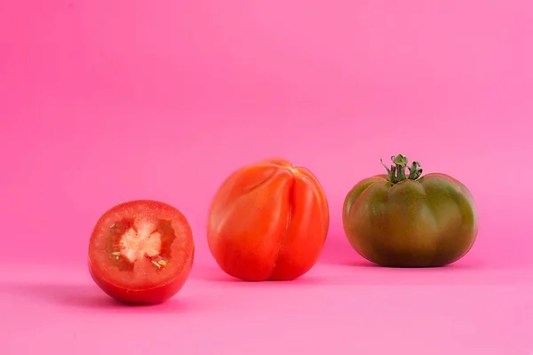 Tiro Close Dos Tomates Isolados Fundo Rosa — Fotografia de Stock