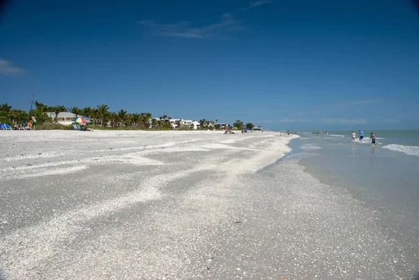 Beau Plan Plage Avec Des Gens Marchant Sur Rivage Sous — Photo