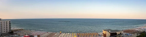 Eine Panoramische Aufnahme Einer Stadtlandschaft Mit Einem Ruhigen Blauen Meer — Stockfoto