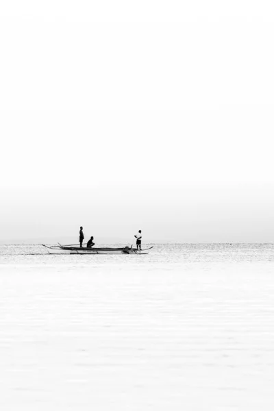 Una Foto Blanco Negro Las Siluetas Tres Personas Montando Barco — Foto de Stock