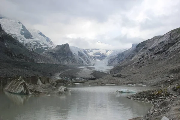 Una Vista Impresionante Lago Rodeado Hermosas Montañas Cubiertas Nieve Día —  Fotos de Stock