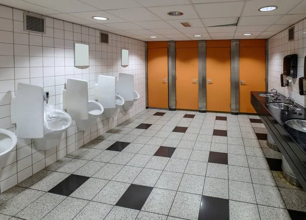 Une Salle Bain Pour Hommes Avec Urinoirs Cabines Avec Portes — Photo