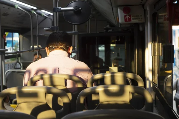 Bakifrån Man Som Sitter Buss Med Medicinsk Mask Coronavirus Covid — Stockfoto