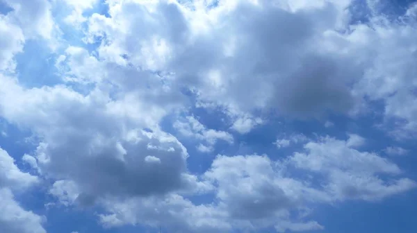 Klarblå Himmel Täckt Med Fluffiga Vita Cumulus Moln — Stockfoto