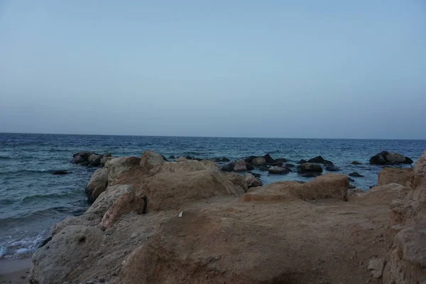 Primo Piano Mare Con Spiaggia Rocciosa Alcune Grandi Pietre Acqua — Foto Stock