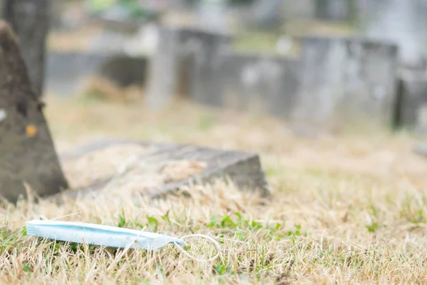 Una Máscara Facial Médica Caída Cementerio Concepto Letalidad Coronavirus —  Fotos de Stock