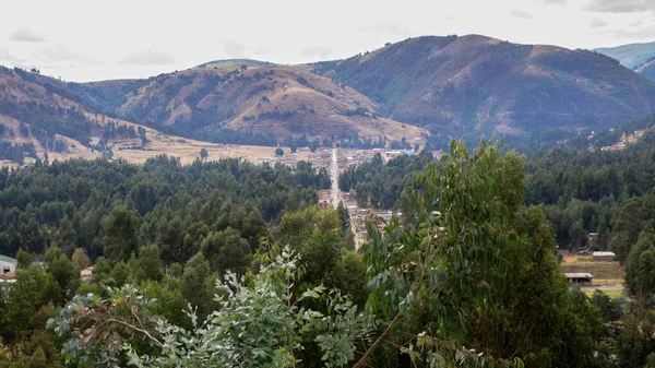 Luftaufnahme Eines Dorfes Einem Tal Mit Bergen Hintergrund — Stockfoto