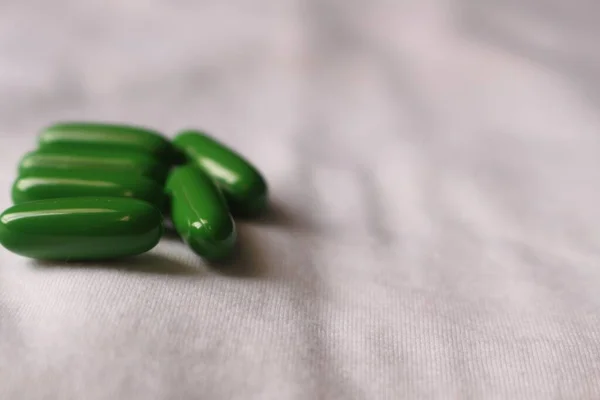 Primer Plano Enfoque Superficial Píldoras Verdes Tejido Blanco —  Fotos de Stock