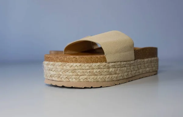 Närbild Bild Modern Brun Sandal Grå Bakgrund — Stockfoto