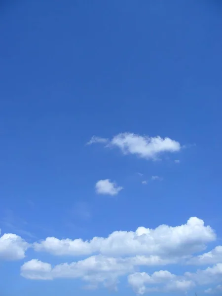 Belo Tiro Vertical Nuvens Brancas Céu Azul Adequado Para Fundos — Fotografia de Stock