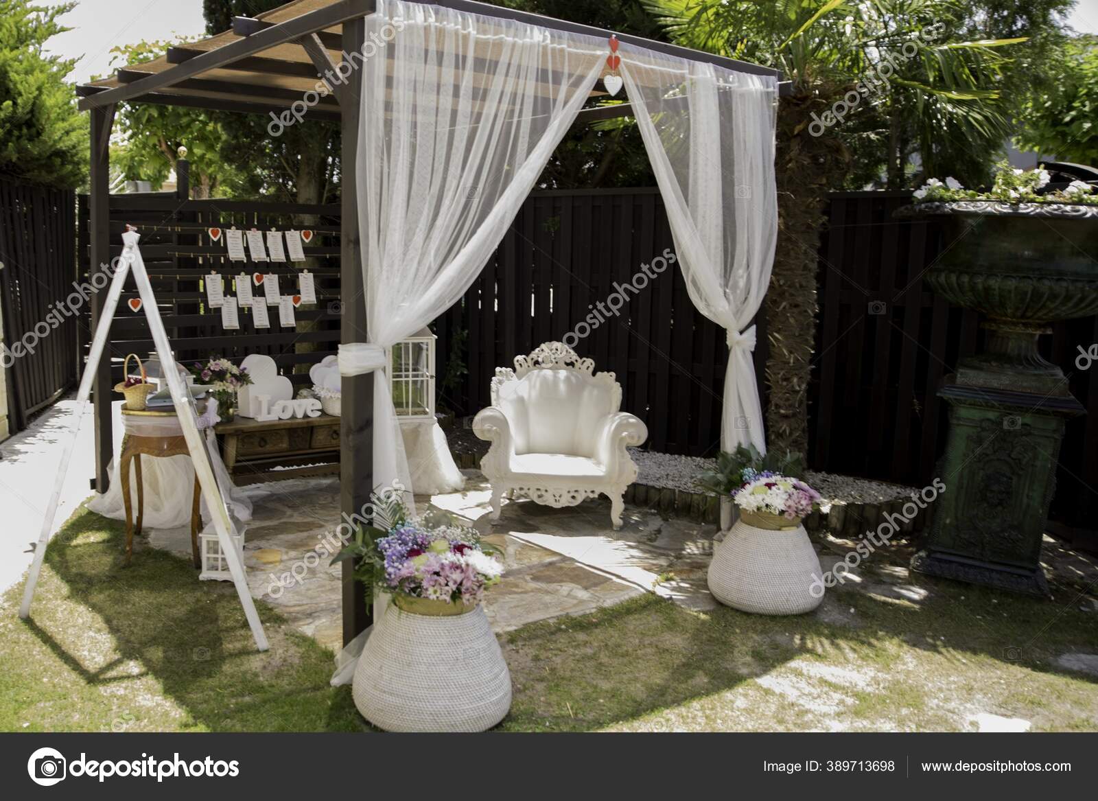 Cenador Con Decoraciones Boda Patio — Foto de stock #389713698 © Wirestock, image size:1600x1167