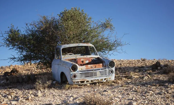 Gammal Övergiven Bil Bredvid Trädet Den Blå Himlen — Stockfoto