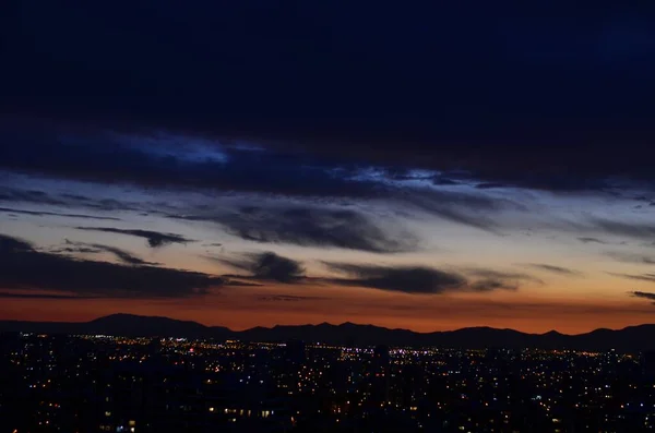 Een Adembenemend Uitzicht Stadslichten Prachtige Zonsondergang Aan Horizon — Stockfoto