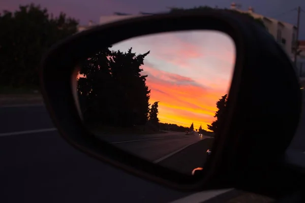 Une Silhouette Des Arbres Coucher Soleil Avec Reflet Sur Rétroviseur — Photo