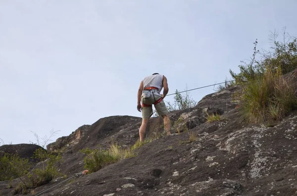 Een Lage Hoek Opname Van Een Jonge Wandelaar Beklimmende Bergen — Stockfoto