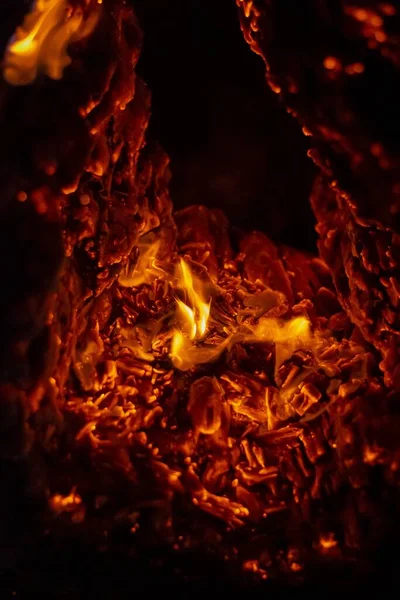 Una Imagen Vertical Las Brasas Tronco Ardiendo Creando Fondo Ardiente — Foto de Stock