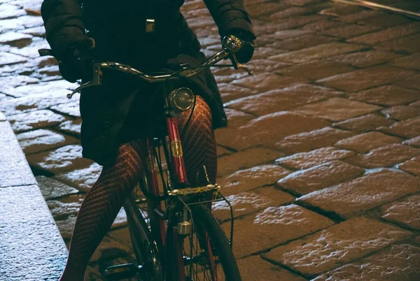 Uma Mulher Usando Meias Pretas Casaco Preto Enquanto Andava Bicicleta — Fotografia de Stock