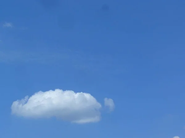Belo Tiro Nuvens Brancas Céu Azul Adequado Para Fundos — Fotografia de Stock