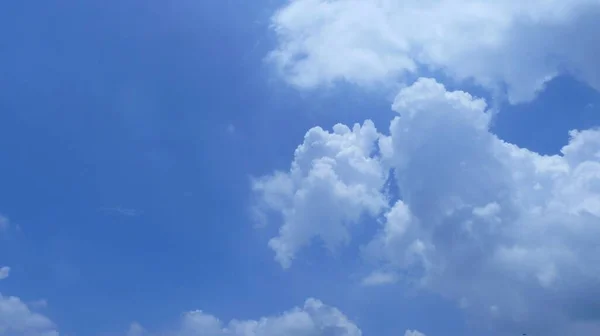 Eine Horizontale Aufnahme Schöner Weißer Geschwollener Wolken Einem Klaren Blauen — Stockfoto