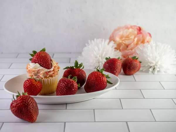 Strawberry Shortcake Cupcakes Dihiasi Dengan Stroberi Segar — Stok Foto