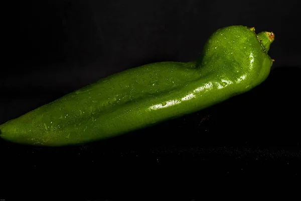 Detailní Záběr Čerstvého Zeleného Pepře Izolované Černém Pozadí — Stock fotografie