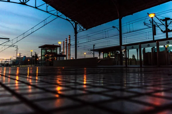 Eine Schöne Nächtliche Aufnahme Eines Leeren Bahnhofs — Stockfoto