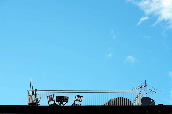 Uma Bela Foto Telhado Com Duas Cadeiras Embaixo Céu Azul — Fotografia de Stock