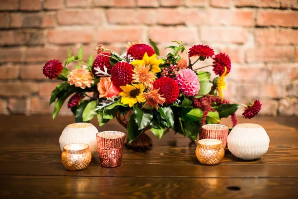 Bouquet Fiori Colorati Candele Sul Tavolo Legno — Foto Stock