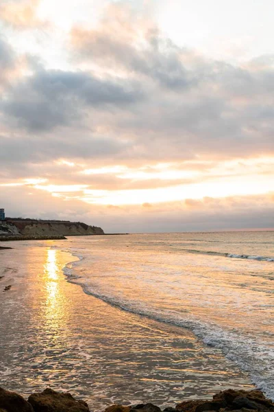 Tiro Vertical Uma Praia Durante Pôr Sol Com Luz Sol — Fotografia de Stock