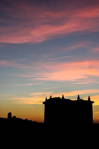 Eine Vertikale Aufnahme Einer Burg Bei Sonnenuntergang — Stockfoto