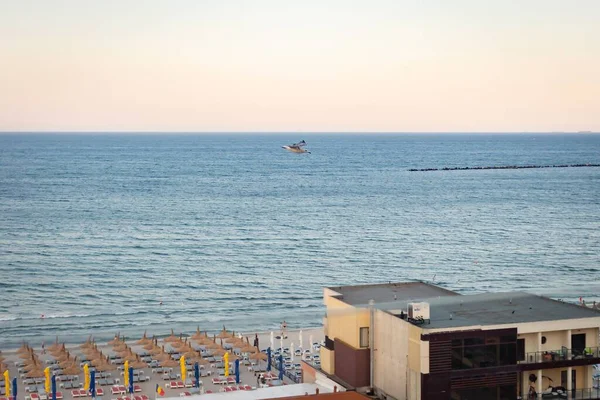 Eine Hochwinkelaufnahme Eines Eindeckers Der Auf Dem Blauen Ozean Strand — Stockfoto