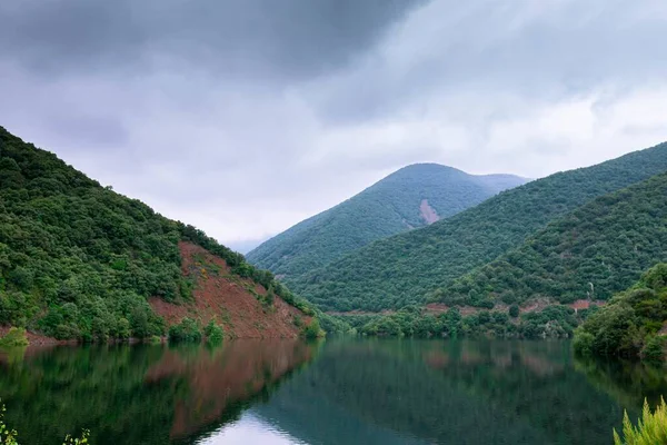 Scenic Landscape Shot Lake Surrounded Layered Green Hills Gloomy Day — Stock Photo, Image