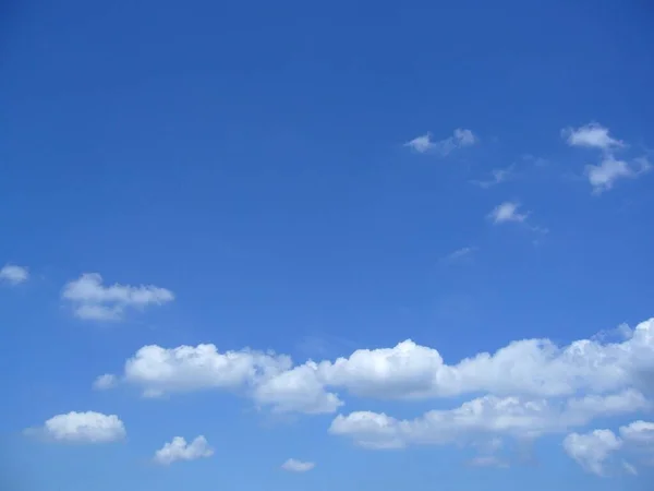 Ένα Όμορφο Πλάνο Των Λευκών Νεφών Στον Γαλάζιο Ουρανό Κατάλληλο — Φωτογραφία Αρχείου