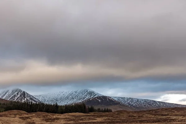 Hermoso Paisaje Paisaje Montañoso Con Colinas Rocosas Bajo Oscuras Nubes —  Fotos de Stock