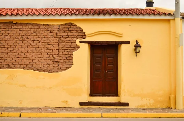 Деревянная Дверь Желтой Кирпичной Выветренной Стеной Дома — стоковое фото