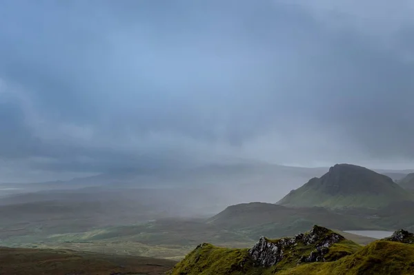 Tiro Ângulo Alto Uma Bela Paisagem Com Altas Montanhas Rochosas — Fotografia de Stock