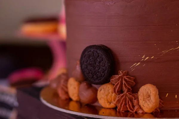 비스킷이 초콜릿 케이크의 클로즈업 — 스톡 사진