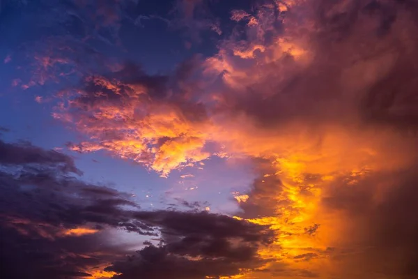 Molnen Himlen Målade Orange Solnedgången — Stockfoto