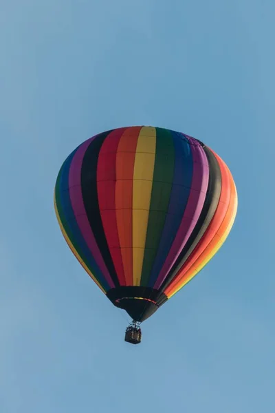Tiro Vertical Balão Quente Colorido Sob Luz Solar Céu Azul — Fotografia de Stock