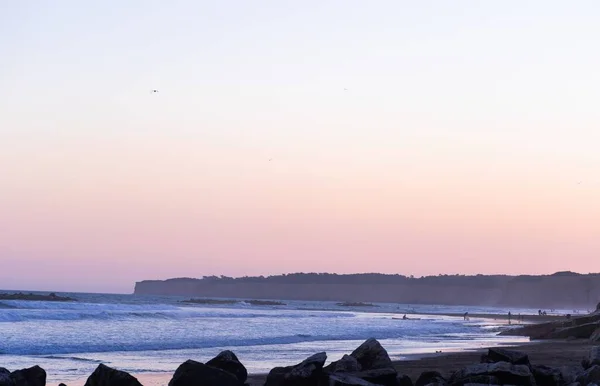 Skalista Plaża Faliste Morze Zachodzie Słońca — Zdjęcie stockowe