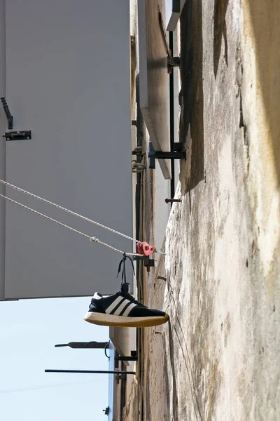 Одинокий Ботинок Качается Веревке Белья — стоковое фото