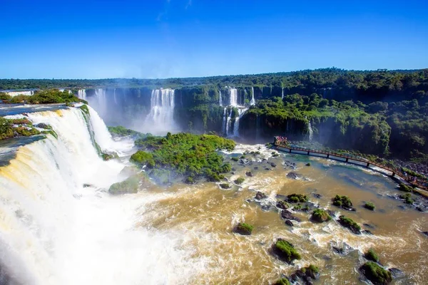 Vodopády Iguazu Brazílii Obklopené Stromy Pod Modrou Oblohou — Stock fotografie