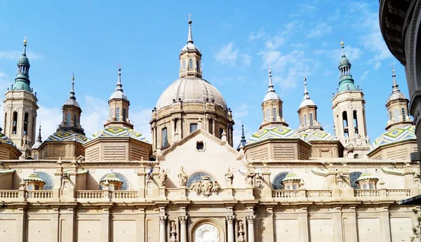 Spanya Nın Zaragoza Şehrinde Mavi Gökyüzüne Karşı Tarihi Bir Katedral — Stok fotoğraf