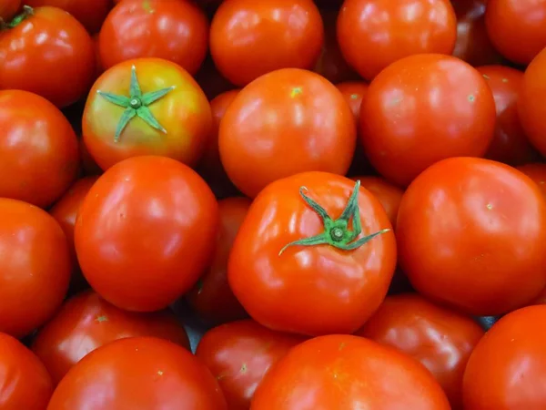 Grupo Tomates Rojos Frescos Capas Con Dos Tomates Que Muestran —  Fotos de Stock