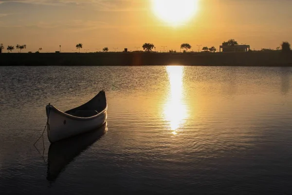 Barca Sul Lago Calmo Luccica Sotto Tramonto Bello Lucente — Foto Stock