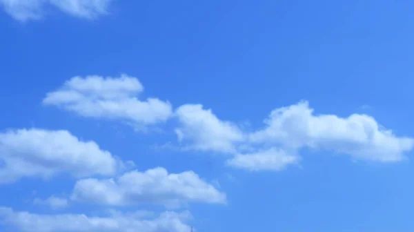 Μια Χαμηλή Γωνία Βολών Από Χνουδωτά Σύννεφα Στον Γαλάζιο Ουρανό — Φωτογραφία Αρχείου