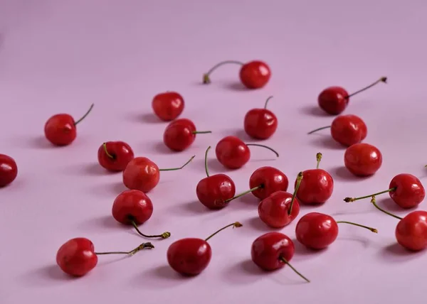 Alto Ángulo Tiro Unas Deliciosas Frescas Cerezas Esparcidas Sobre Una —  Fotos de Stock