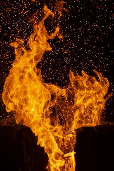 Вертикальное Изображение Горящего Бревна Летящими Искрами Создающими Огненный Фон — стоковое фото