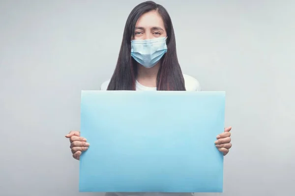 Una Giovane Dottoressa Con Una Maschera Medica Con Tabellone Bianco — Foto Stock