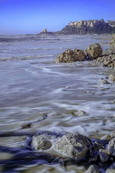Vertical Shot Urban Seashore Waves Rocks Foreground — Stock Photo, Image